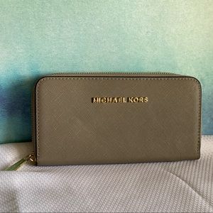 Re-Poshing Grey Michael Kors Wallet